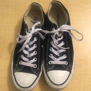 Black converse size 5 men's and size 7 women's.